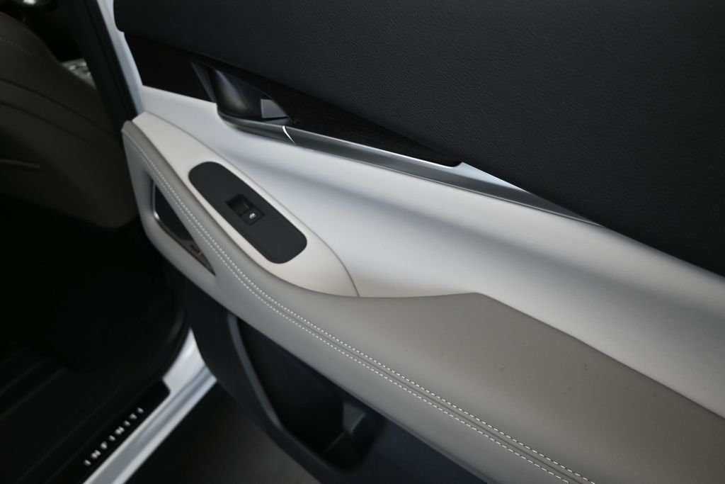 New 2027 2T RAD WHT INFINITI Autograph AWD image 22