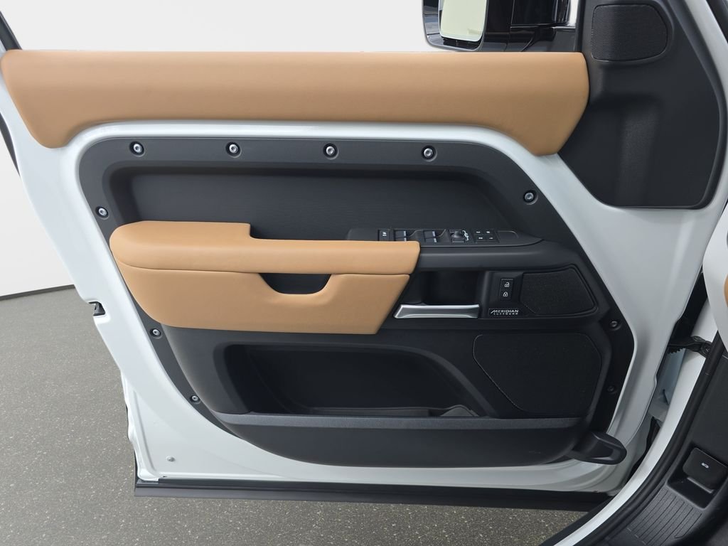 New 2026 Fuji White Land Rover X-Dynamic SE image 27