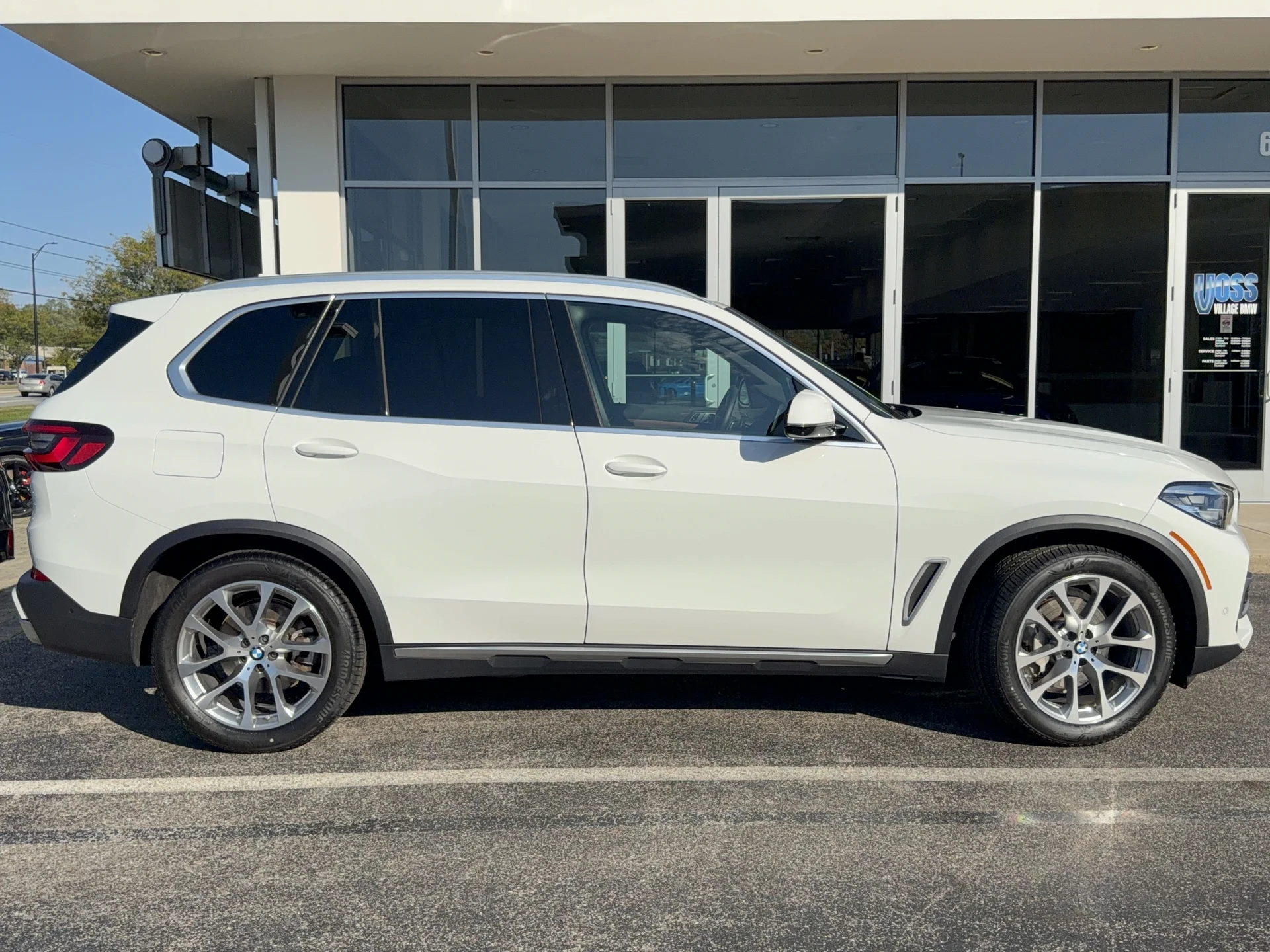 Used 2022 Alpine White BMW xDrive40i image 2
