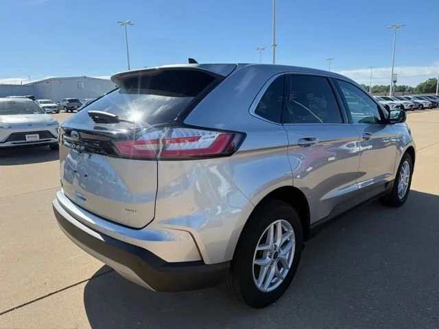 Used 2022 Black Ford SEL image 3