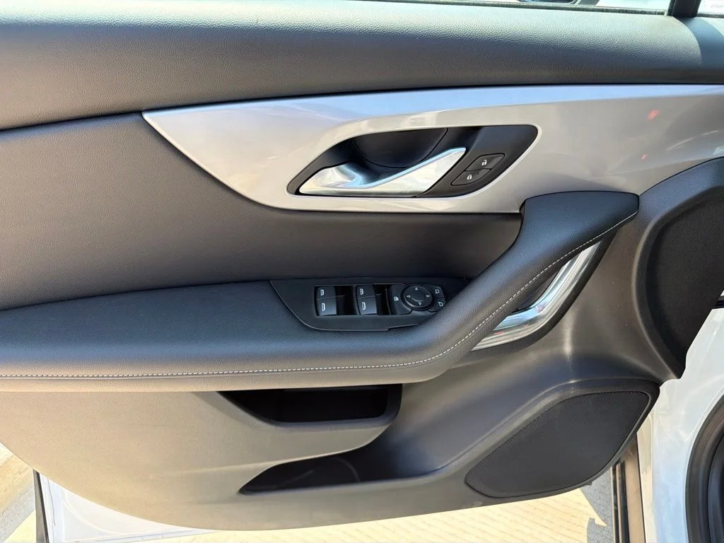 Used 2025 White Chevrolet LT image 7
