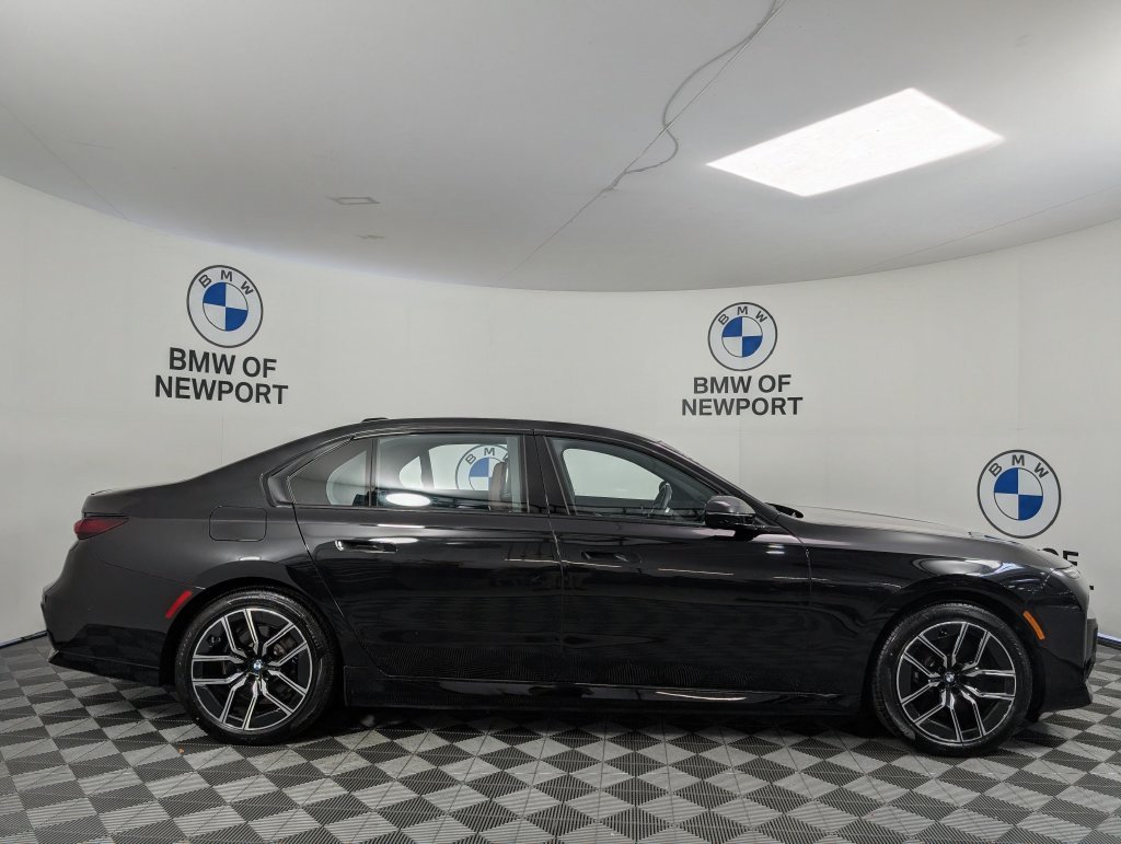 Used 2026 Black BMW xDrive60 image 5