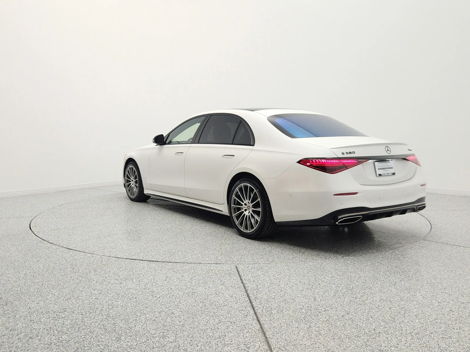 Used 2025 MANUFAKTUR Moonlight White Metallic Mercedes-Benz S 580 4MATIC® Sedan image 7