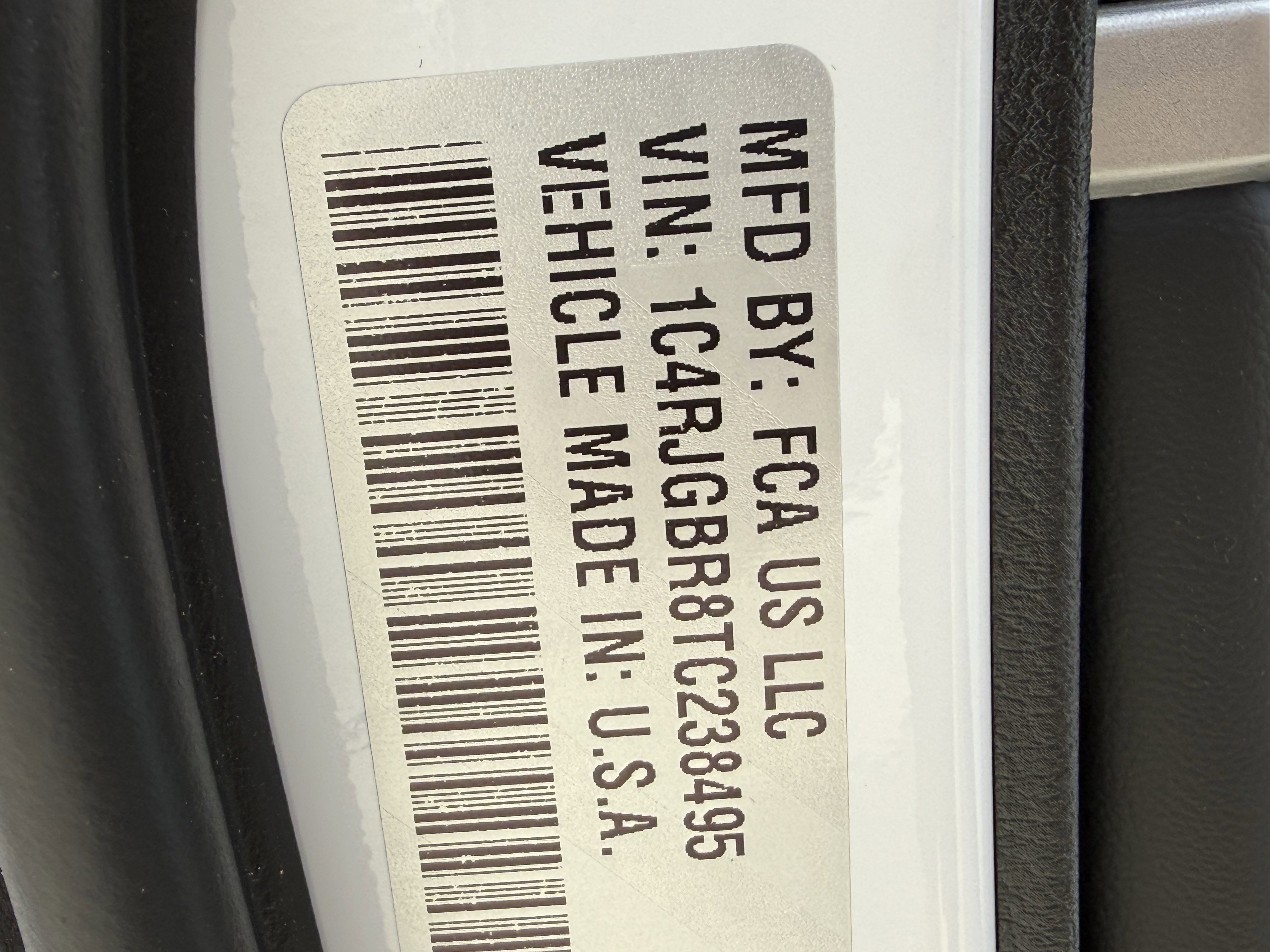 New 2026 Bright White Clear-Coat Exterior Paint Jeep Limited image 18