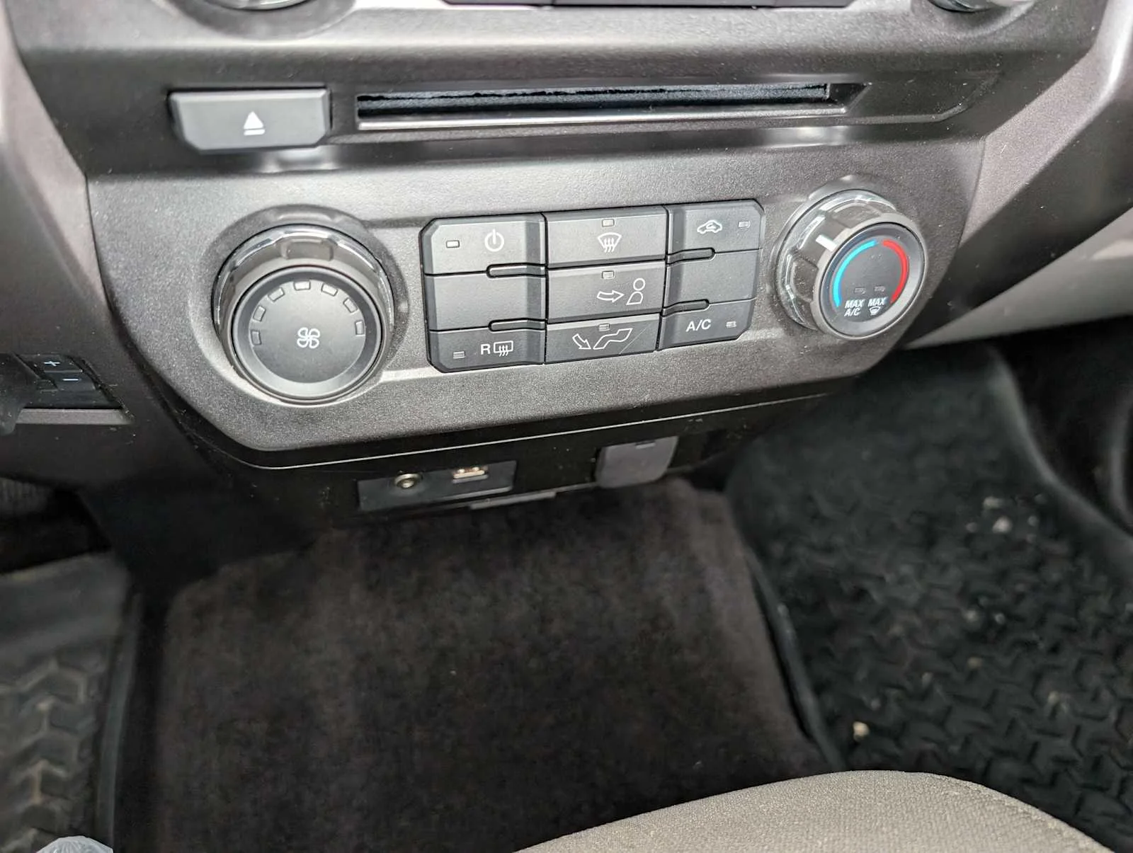 Used 2015 Blue Jeans Metallic Ford XLT image 22