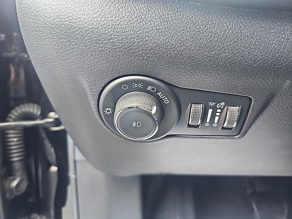 Used 2022 Diamond Black Crystal Pearlcoat Jeep Limited image 15