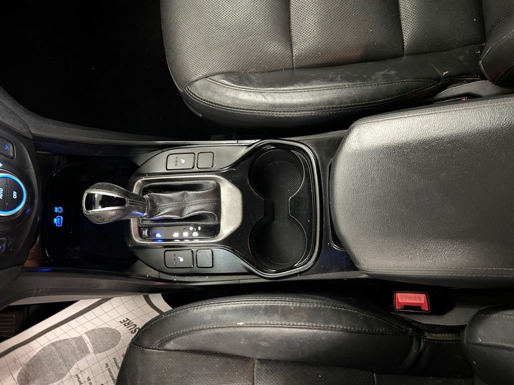 Used 2019 White Hyundai SE image 23