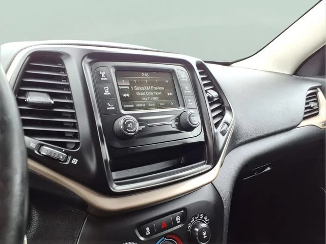 Used 2016  Jeep Altitude image 9