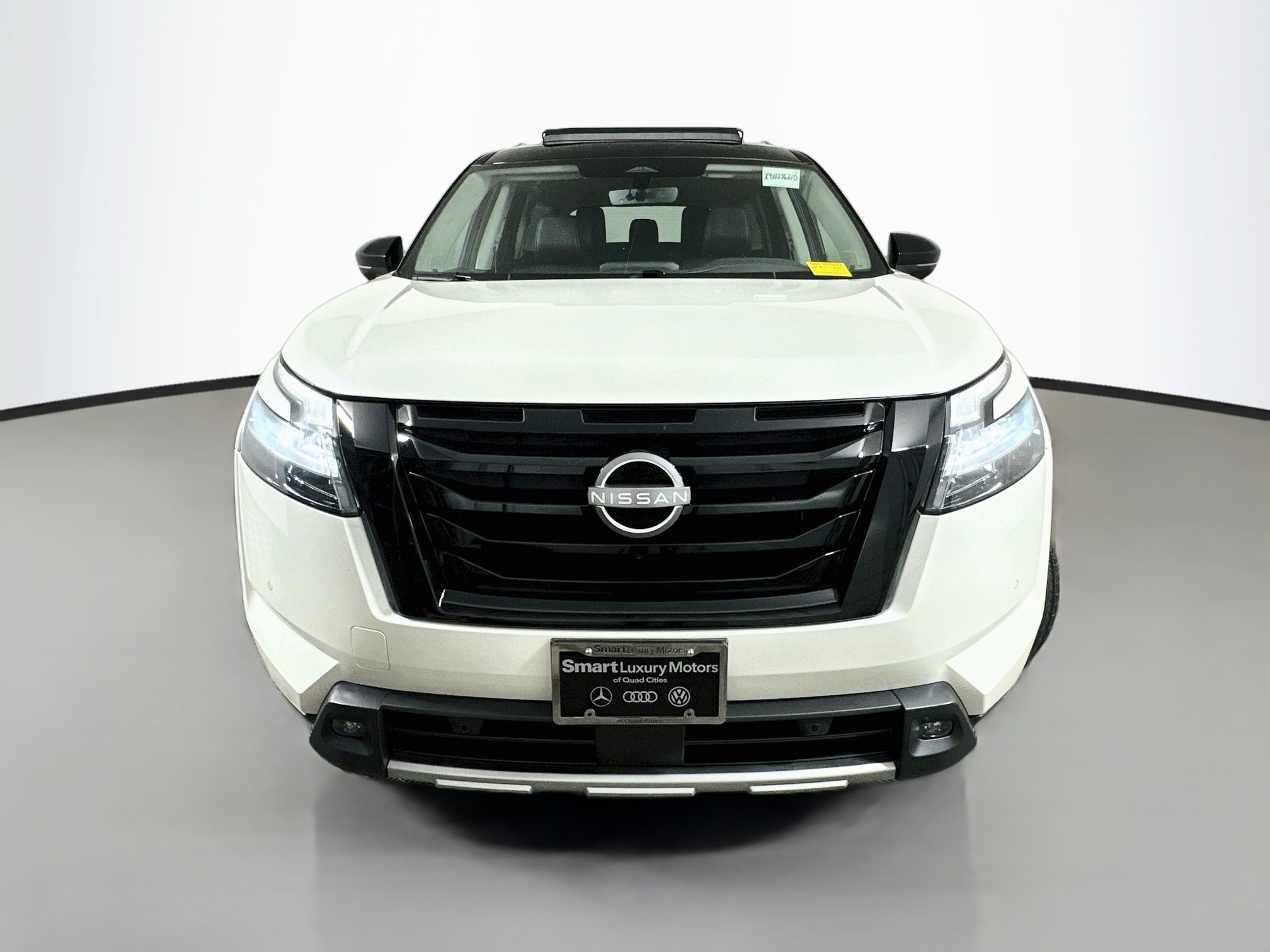 Used 2023 Pearl White Tricoat/Super Black Nissan SL image 2
