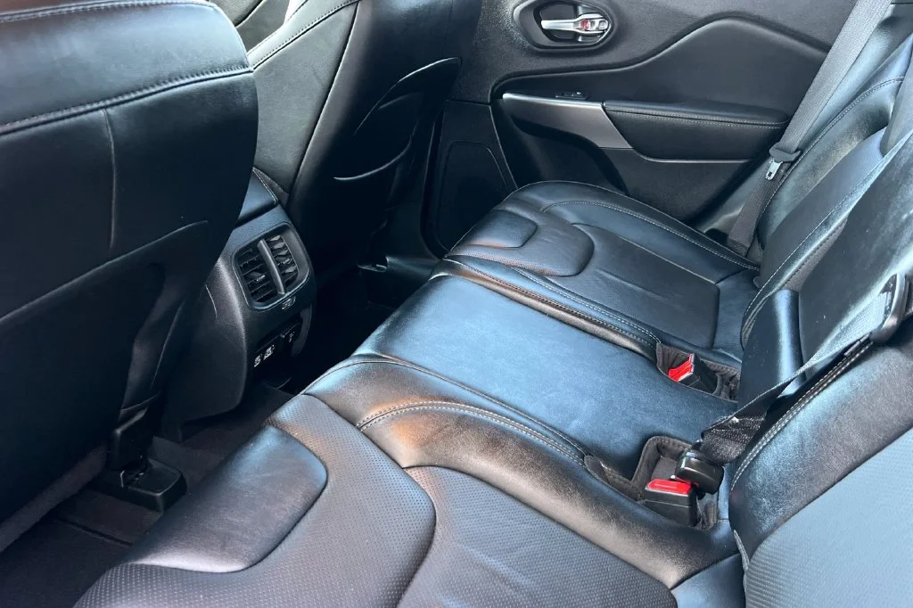 Used 2022 White Jeep Latitude Lux image 15