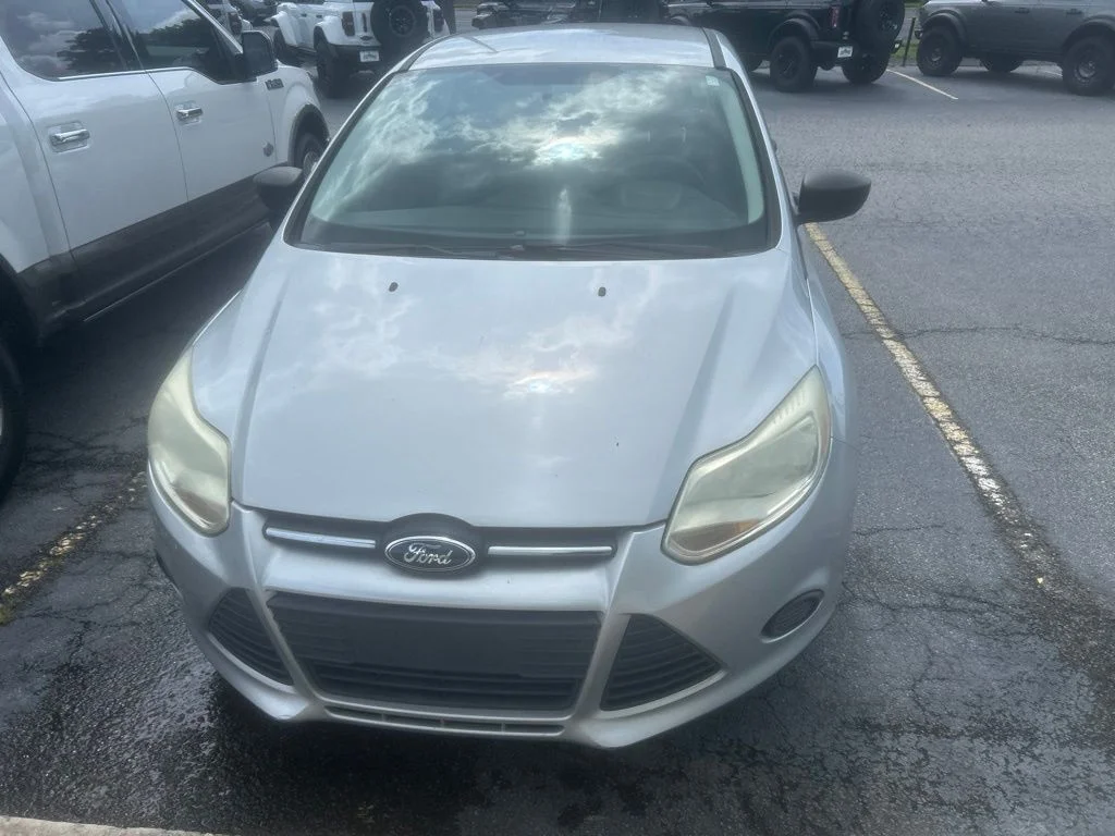 Used 2013  Ford S image 1