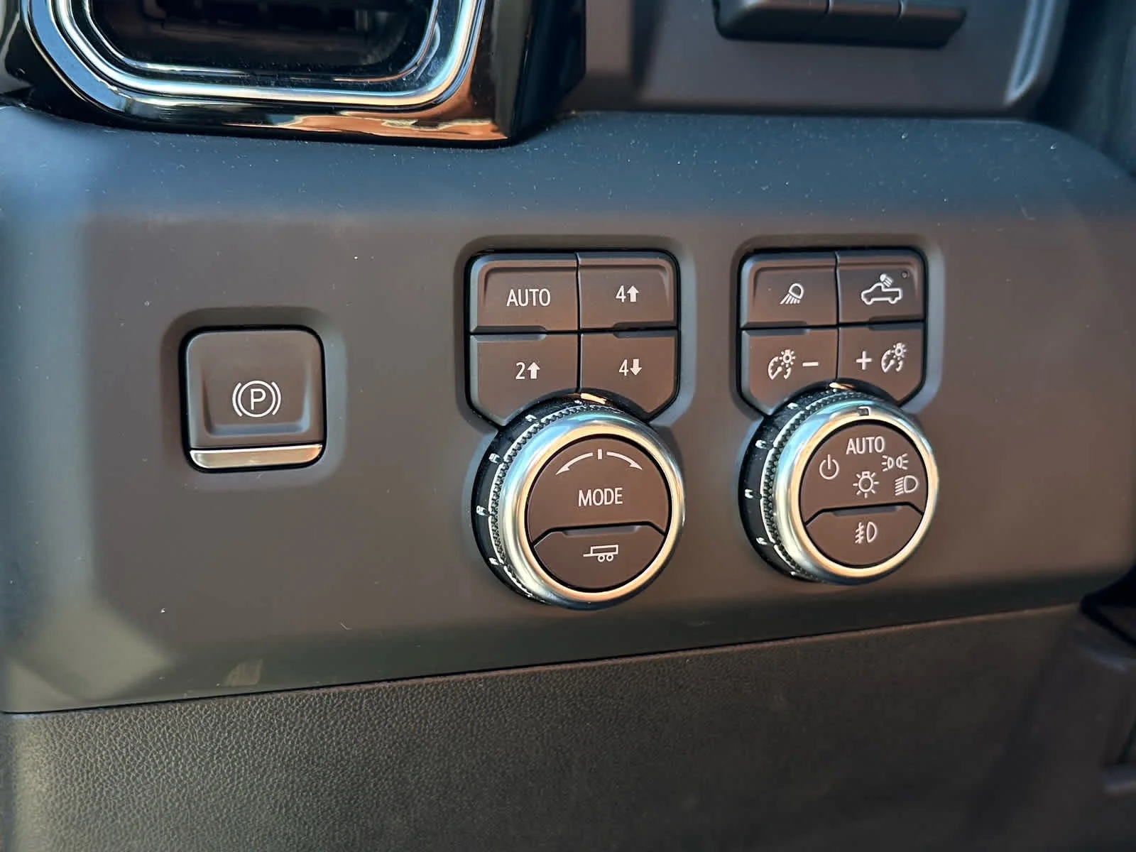 Used 2024 White Frost Tricoat GMC Denali Ultimate image 24