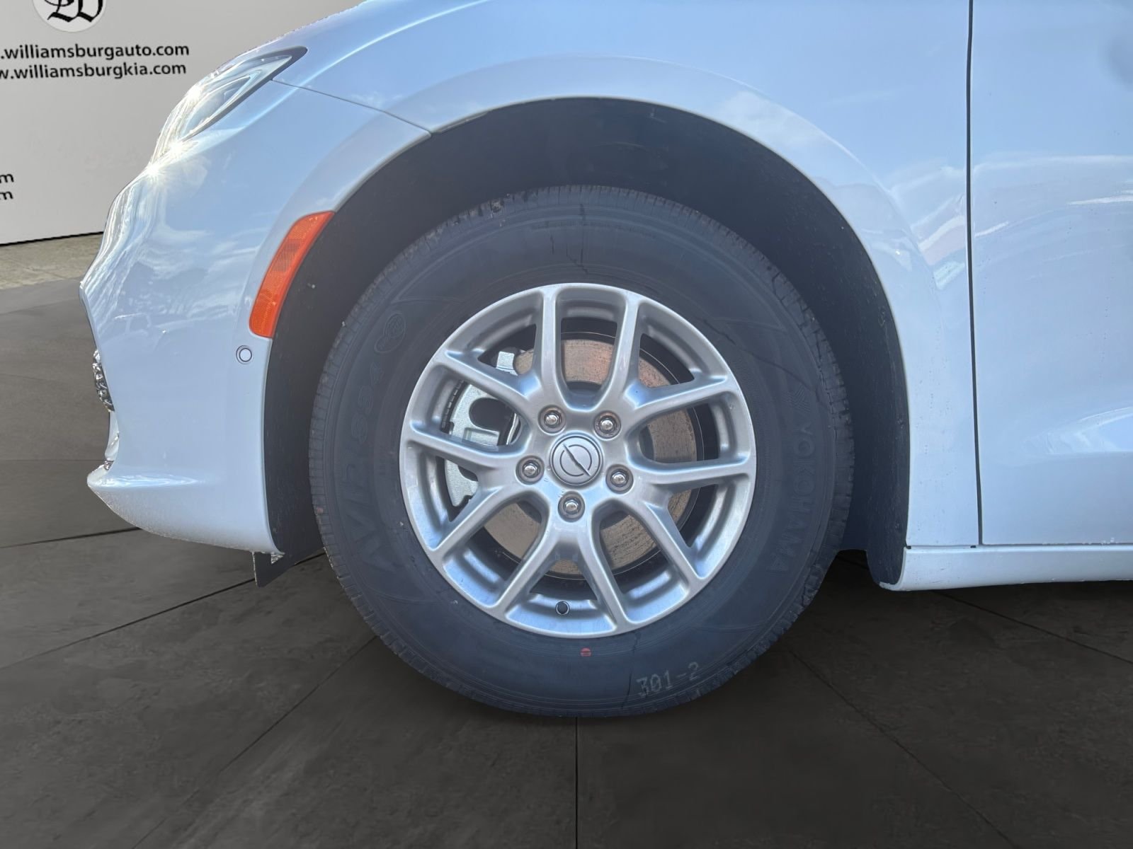 New 2026 Bright White Clear-Coat Exterior Paint Chrysler Select image 14
