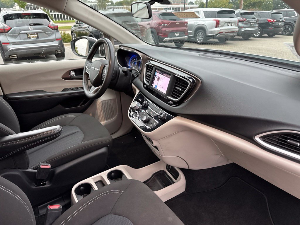 Used 2022 White Chrysler LX image 42
