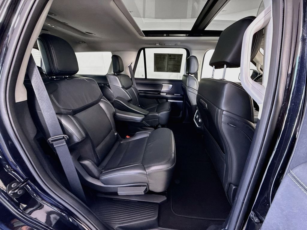 Used 2025 Agate Black Metallic Ford Platinum image 30
