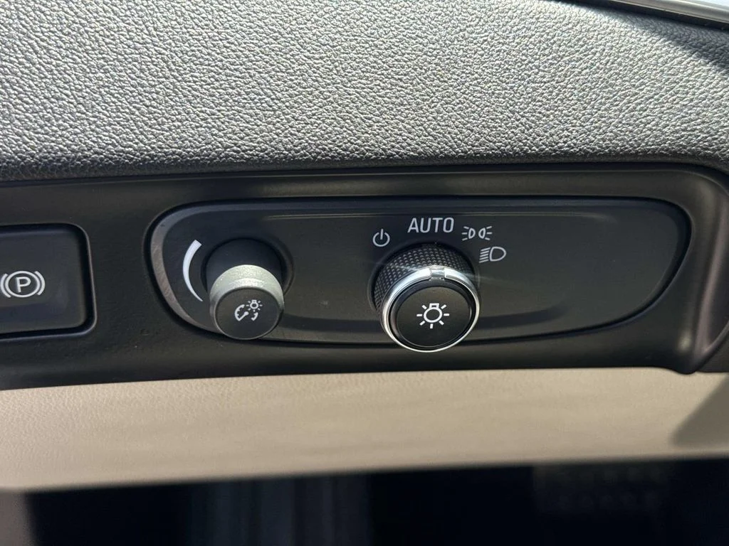 Used 2019 White Buick Essence image 21