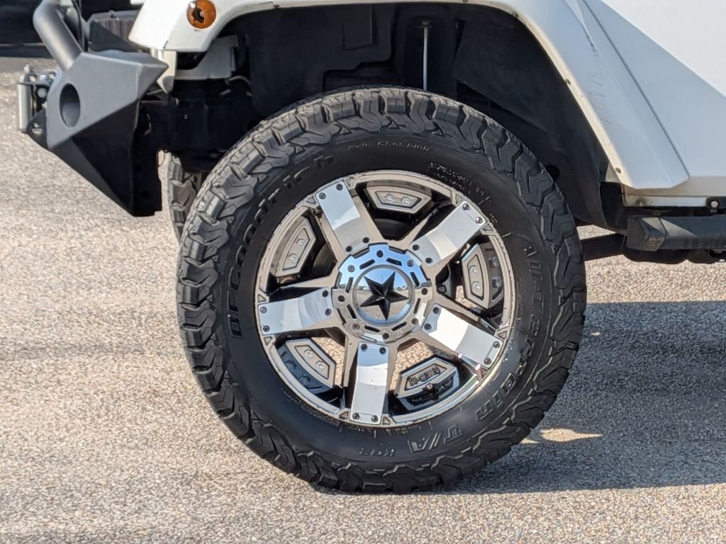 Used 2014 White Jeep Unlimited Sahara image 11