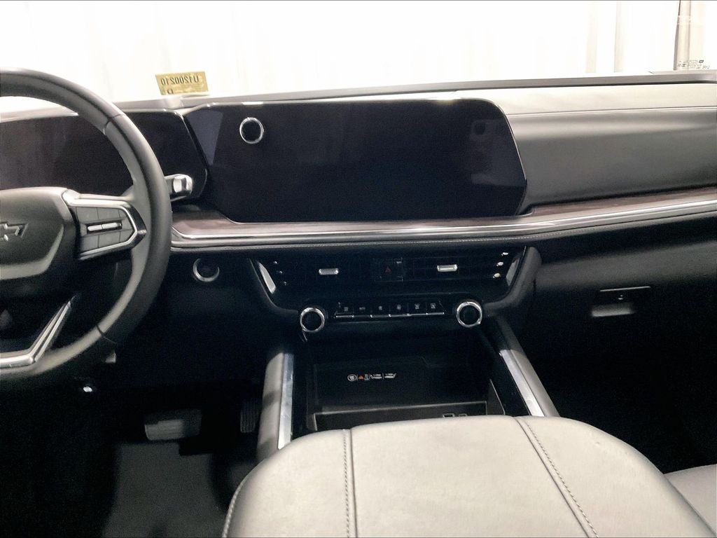 Used 2025 Gray Chevrolet Z71 image 18