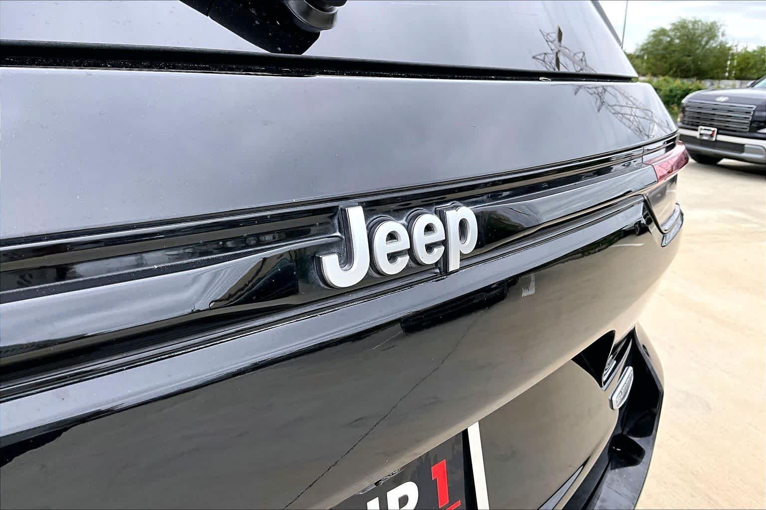 Used 2023 Diamond Black Crystal Pearlcoat Jeep Summit image 10
