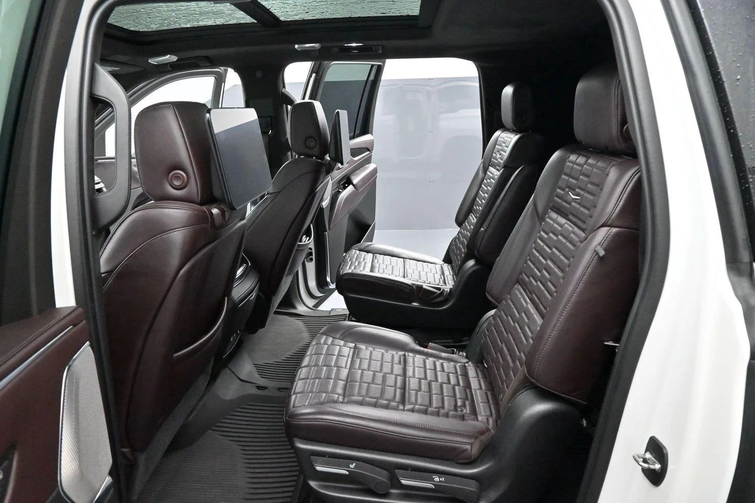 Used 2021 Crystal White Tricoat Cadillac Sport Platinum image 34
