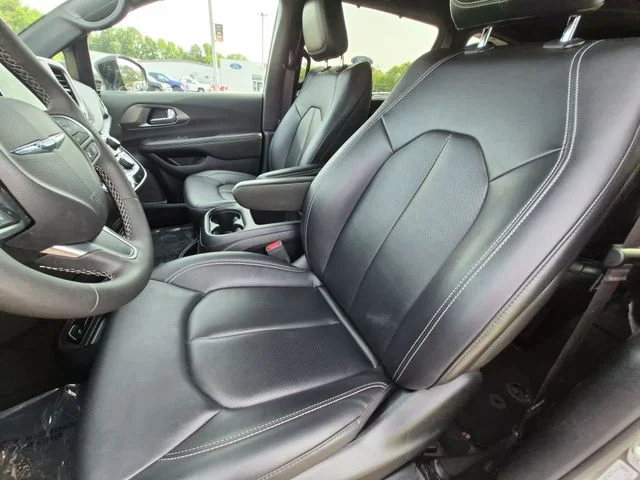 Used 2025 White Chrysler Select image 21