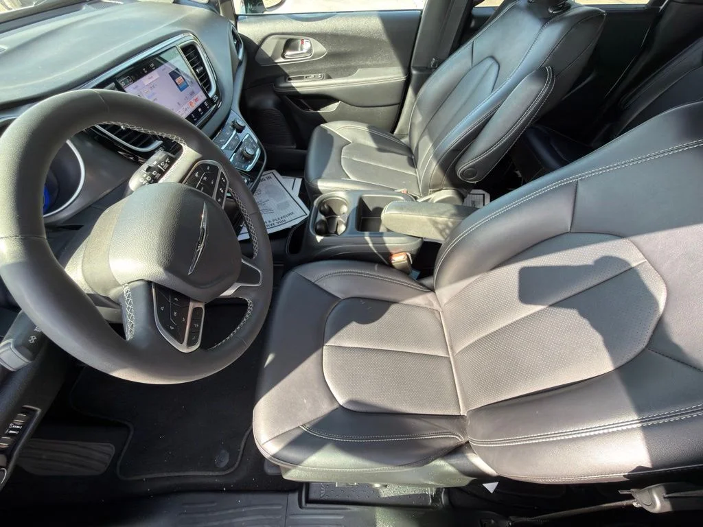 Used 2025 White Chrysler Select image 9