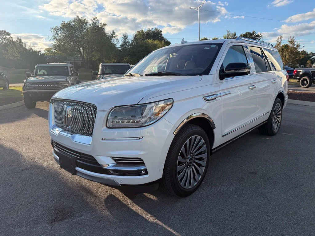 Used 2019 White Lincoln Reserve image 3