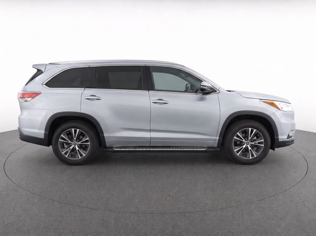 Used 2016 Silver Toyota XLE V6 image 8