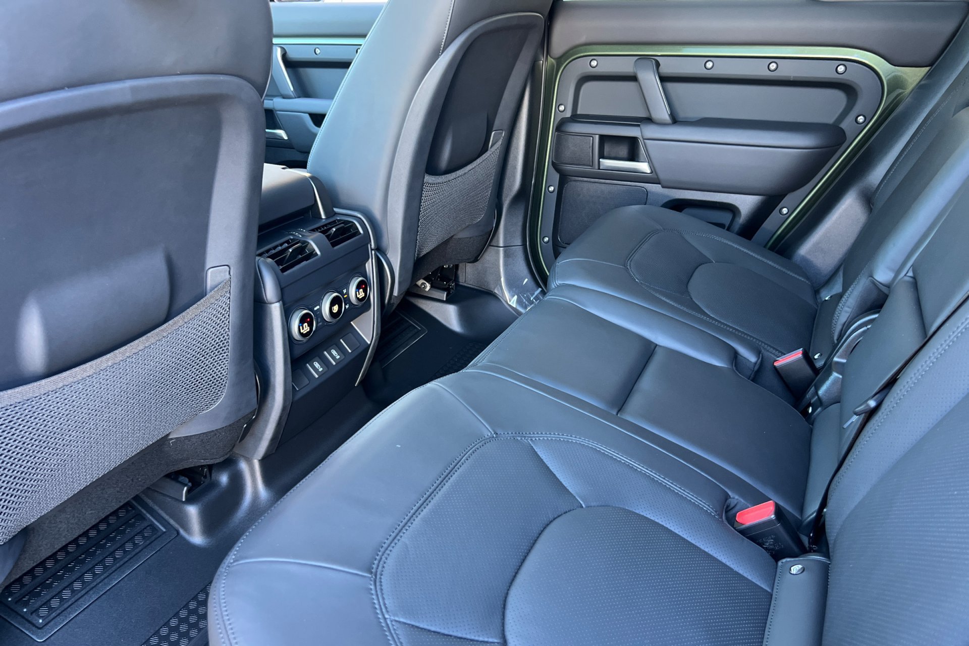 New 2026 Woolstone Green Land Rover X-Dynamic SE image 4