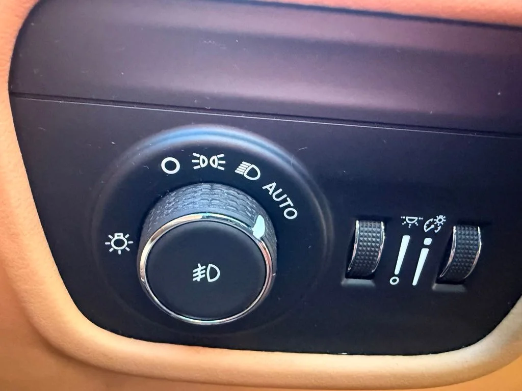 Used 2022 White Jeep Summit Reserve image 17