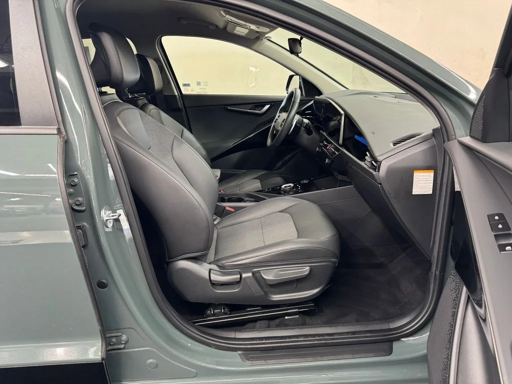 Used 2023 Green Kia Wind image 29