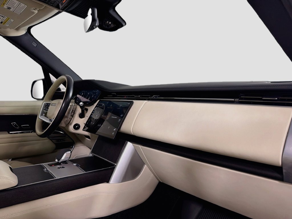 Used 2024 White Land Rover SE image 31