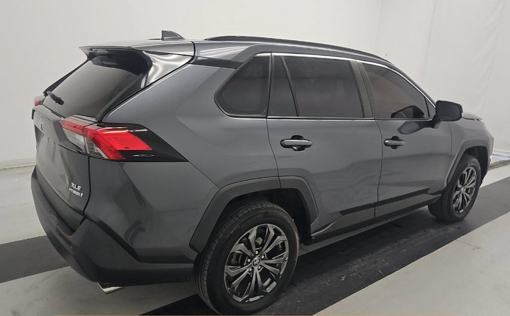 Used 2022 Gray Toyota XLE Premium image 3