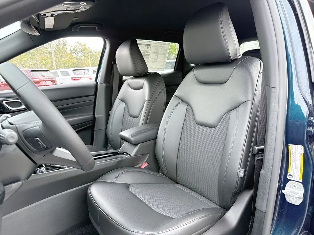 New 2026 Fathom Blue Pearl-Coat Exterior Paint Jeep Latitude image 11