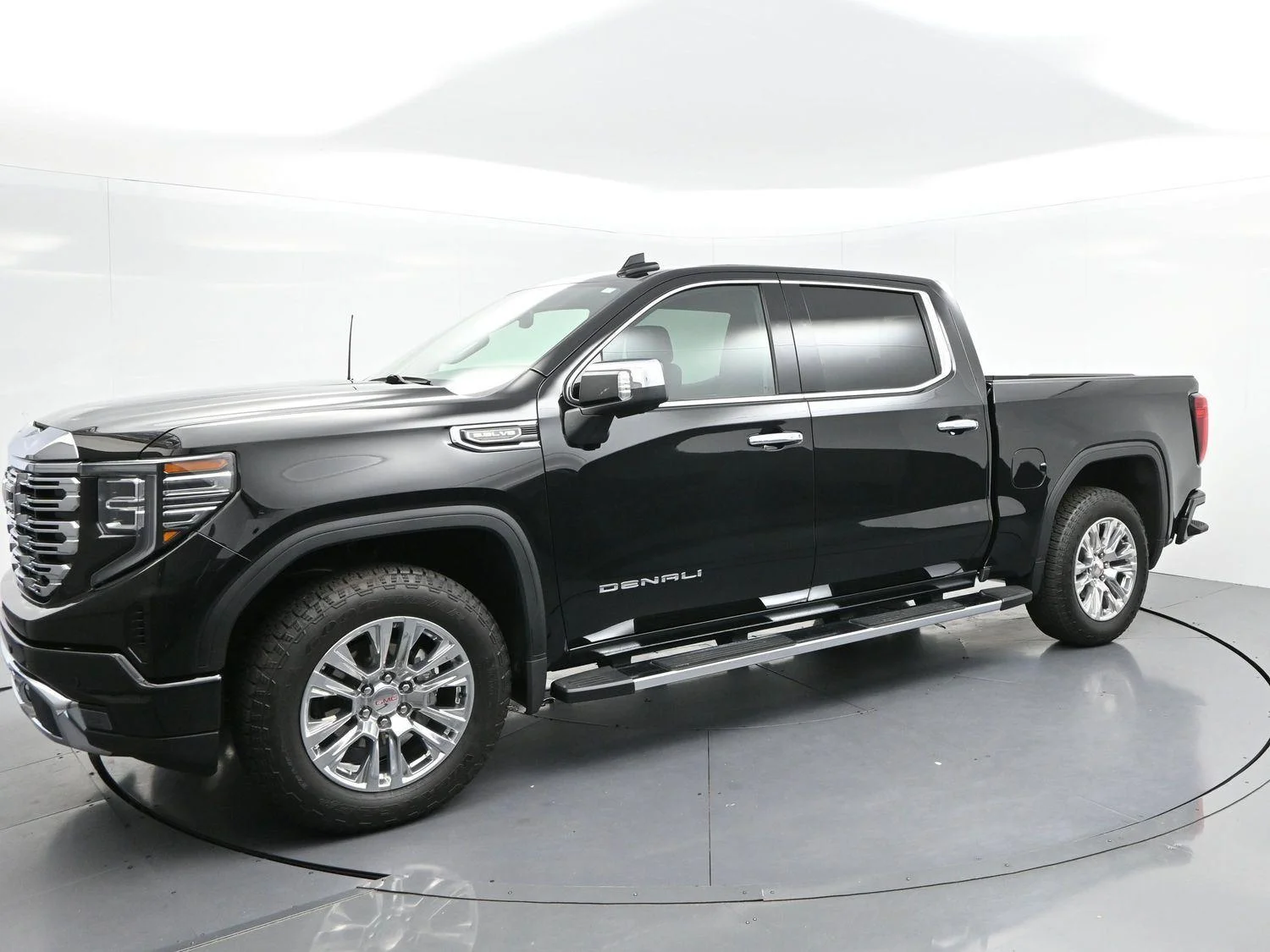 Used 2025 Onyx Black GMC Denali image 3