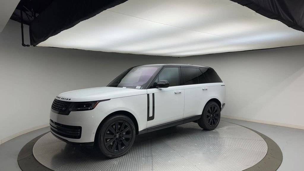 Used 2023  Land Rover SE image 4