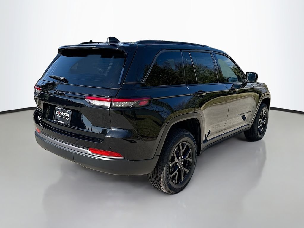 New 2026 Diamond Black Crystal Pearl-Coat Exterior Paint Jeep Laredo Altitude image 4