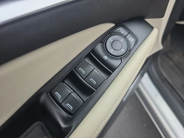Used 2022 Summit White Buick Essence image 12