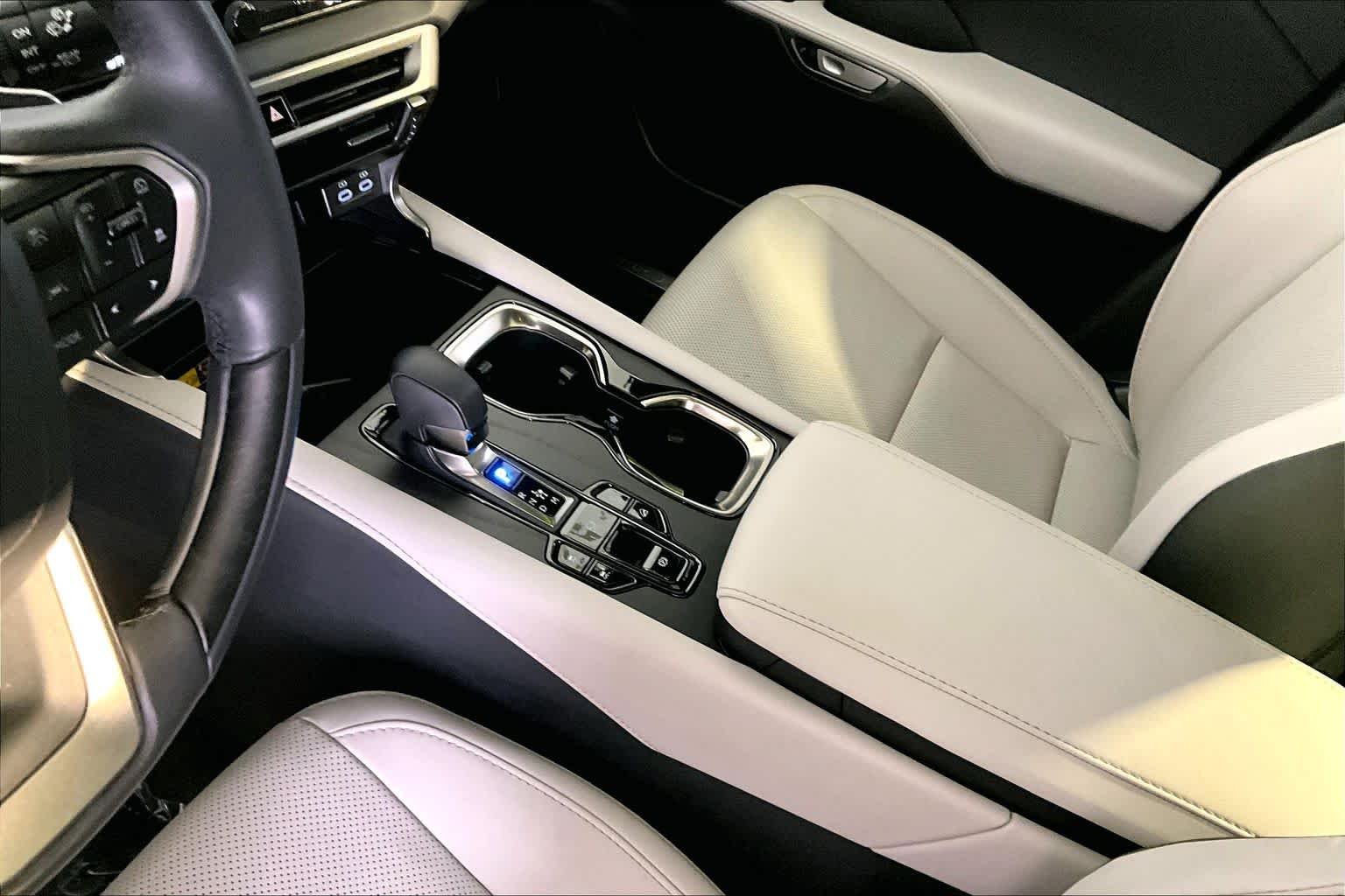 Used 2024 Eminent White Pearl Lexus Premium image 17