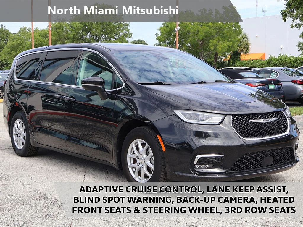 2023 Chrysler Pacifica Touring L's photo