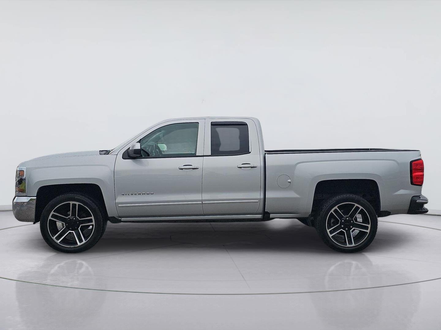 Used 2018 Silver Ice Metallic Chevrolet LT image 2