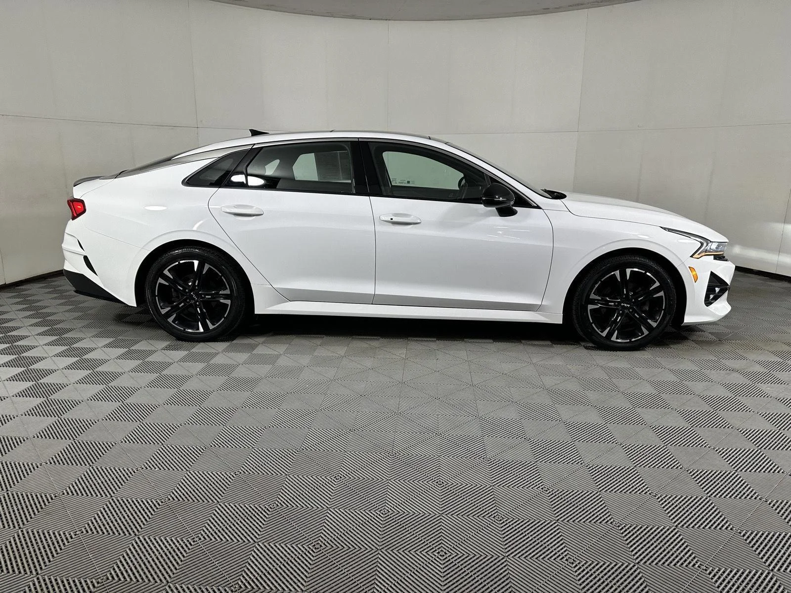 Used 2023 Glacial White Pearl Kia GT-Line image 18