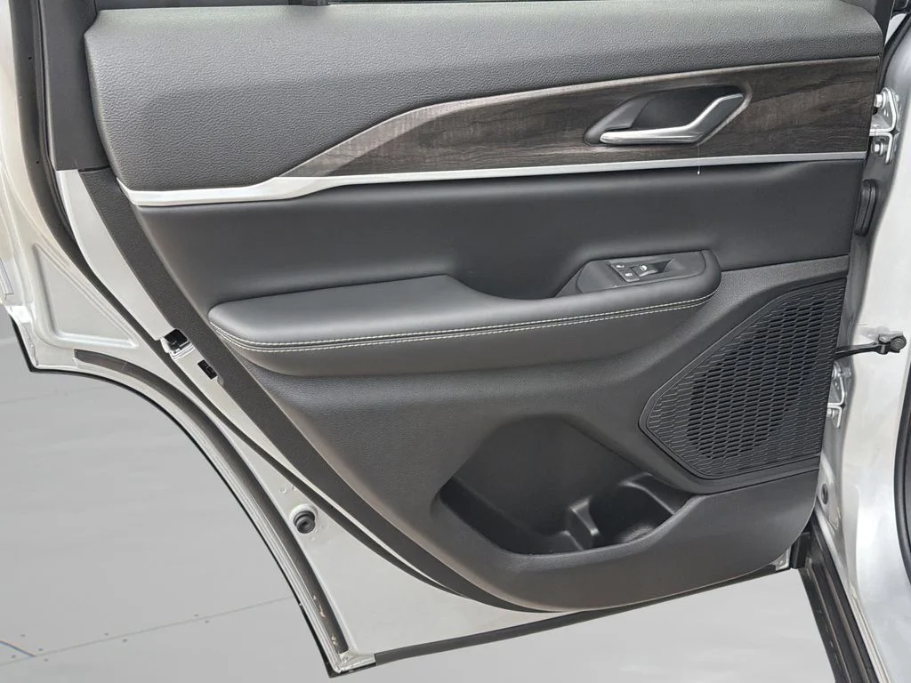 New 2026 Silver Zynith Exterior Paint Jeep Altitude image 23