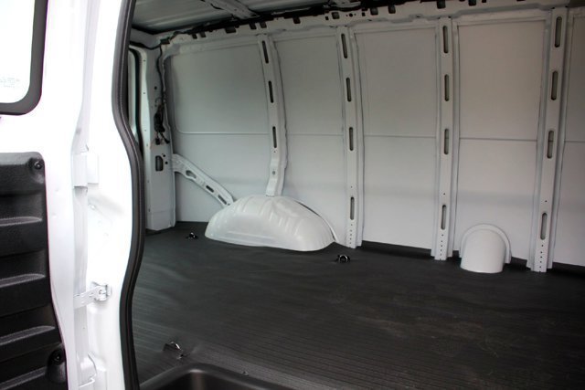 New 2025 Summit White Chevrolet WT image 31