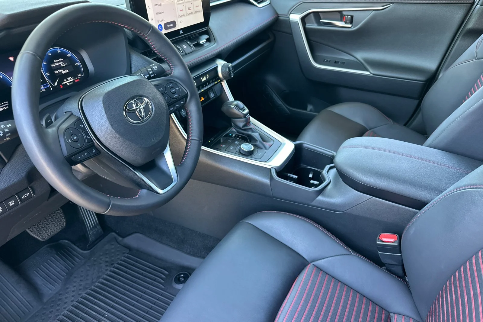 2024 Toyota RAV4 XSE - Photo 18