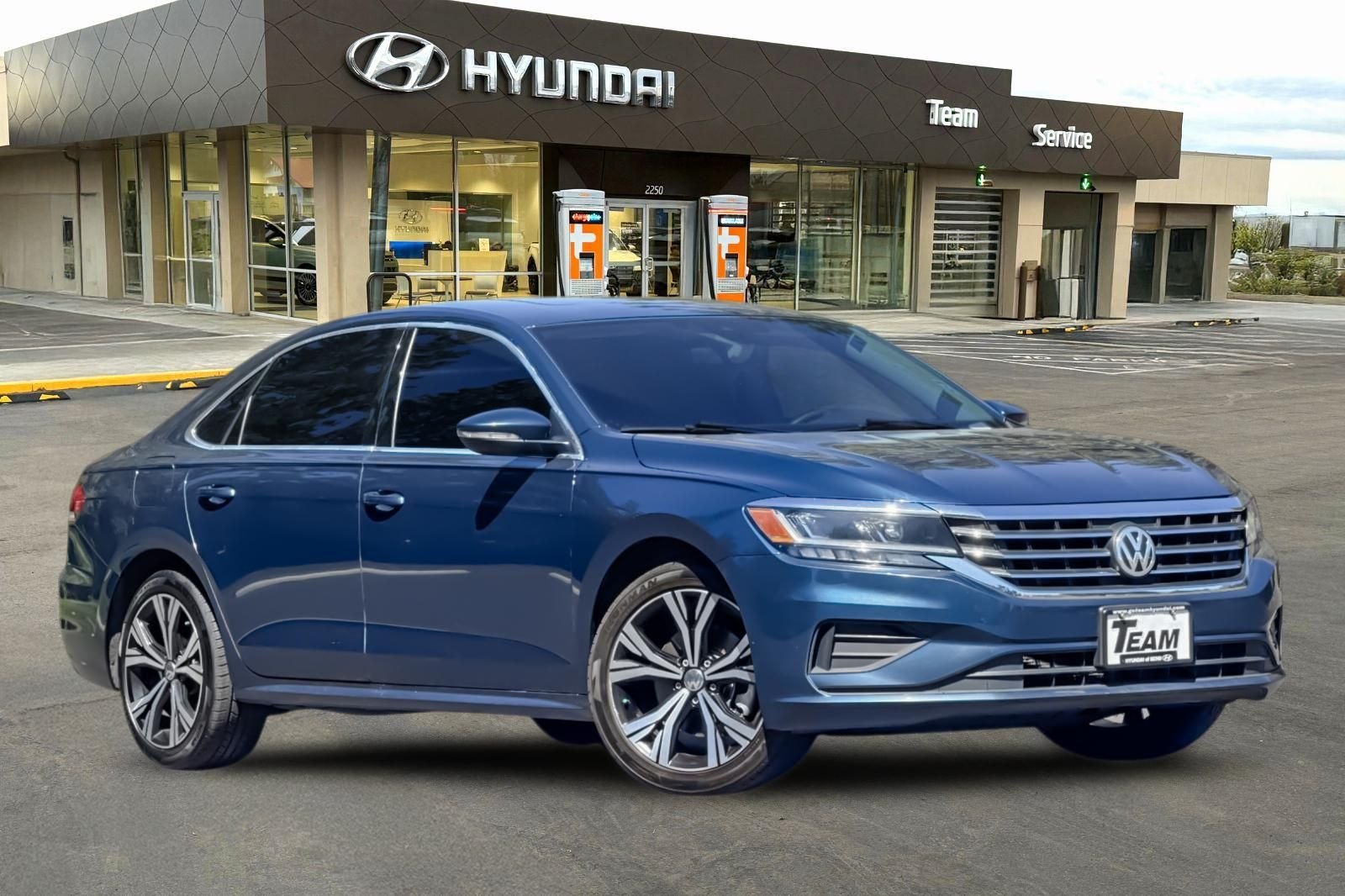 Used 2022  Volkswagen 2.0T SE image 2