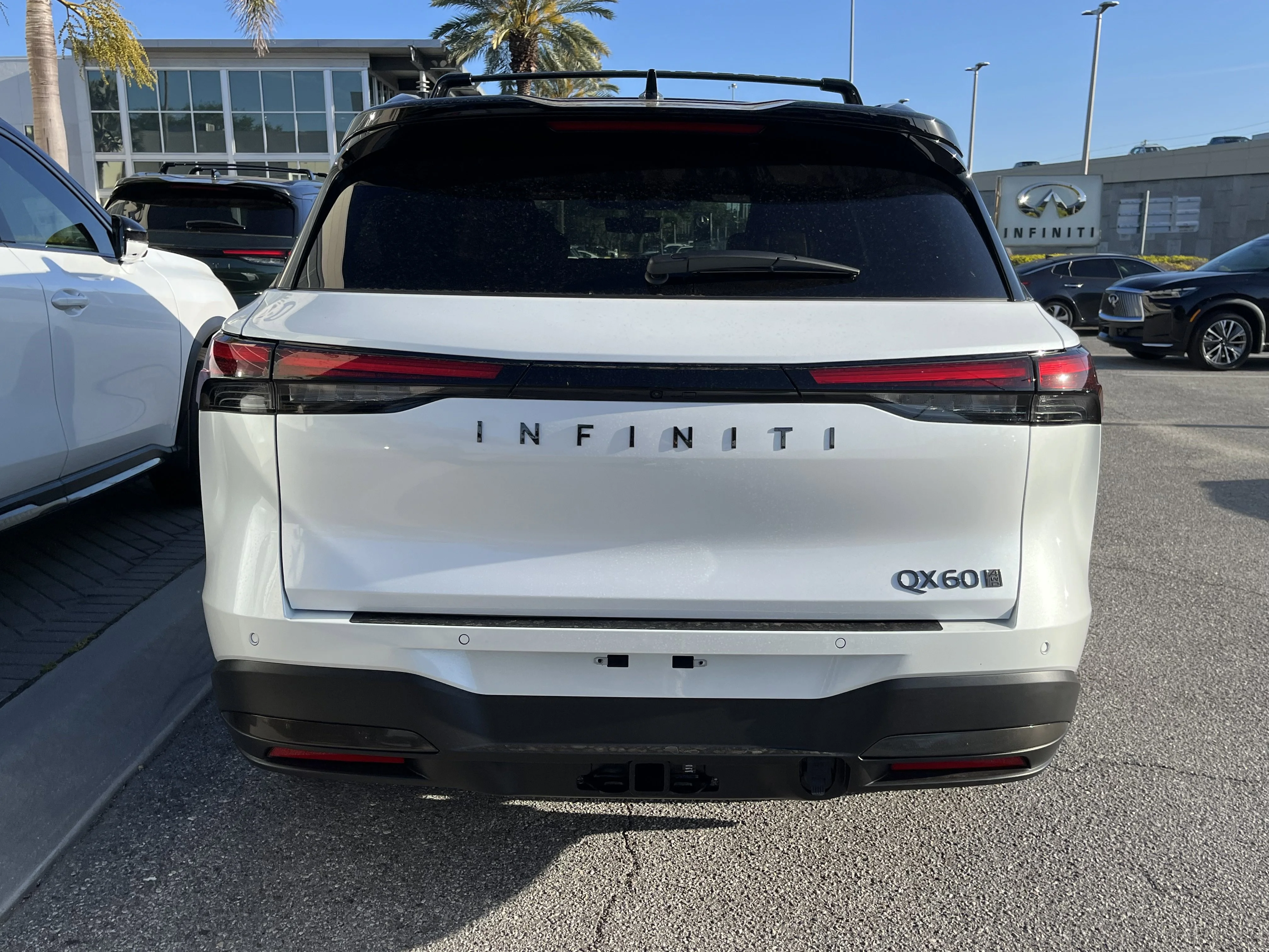 New 2026 Radiant White/Black Obsidian INFINITI AUTOGRAPH image 4