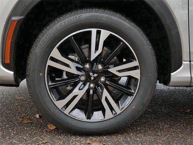 New 2026 Alloy Silver Metallic Mitsubishi SEL image 3
