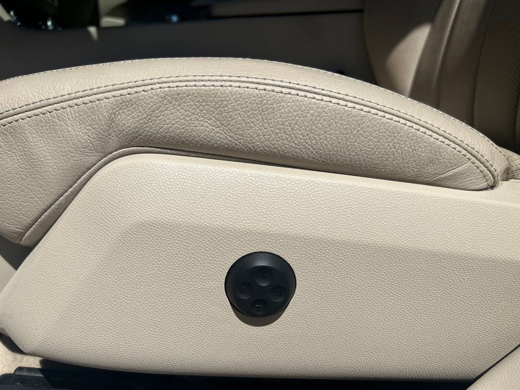 Used 2016 White Mercedes-Benz 4MATIC® image 20
