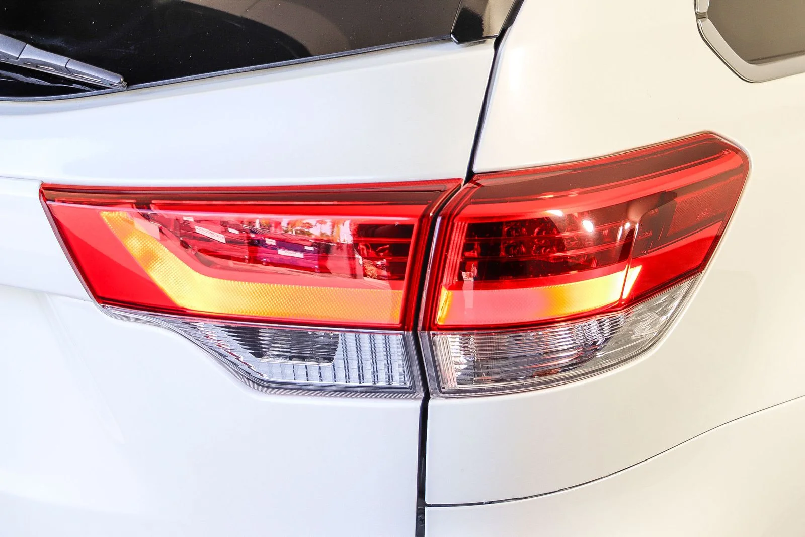 Used 2018 White Toyota XLE image 5